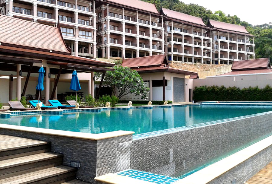 Jasa Perawatan Kolam Renang Profesional Cibubur